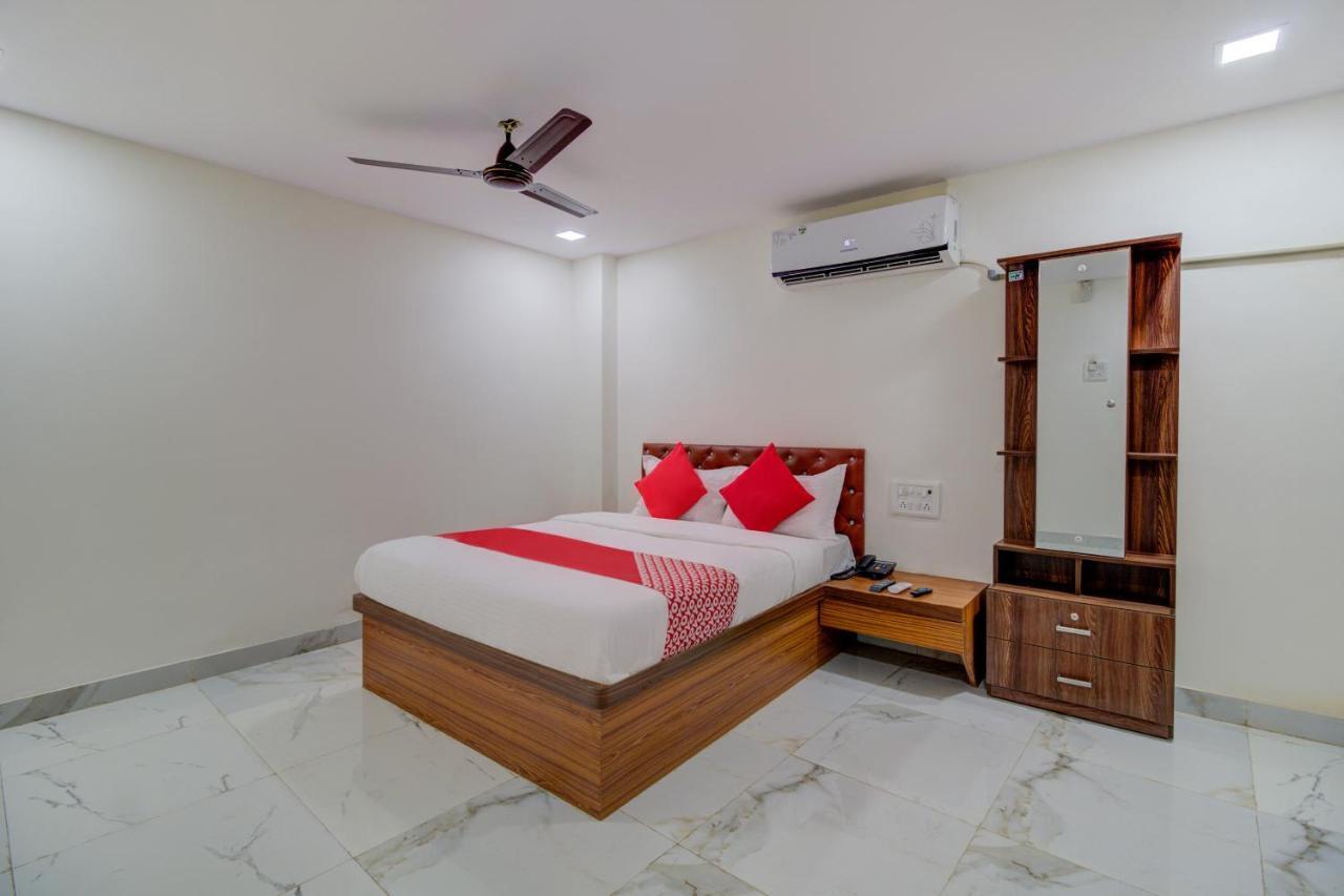 Oyo 67979 Hotel Hollywood Park Sasupada Экстерьер фото