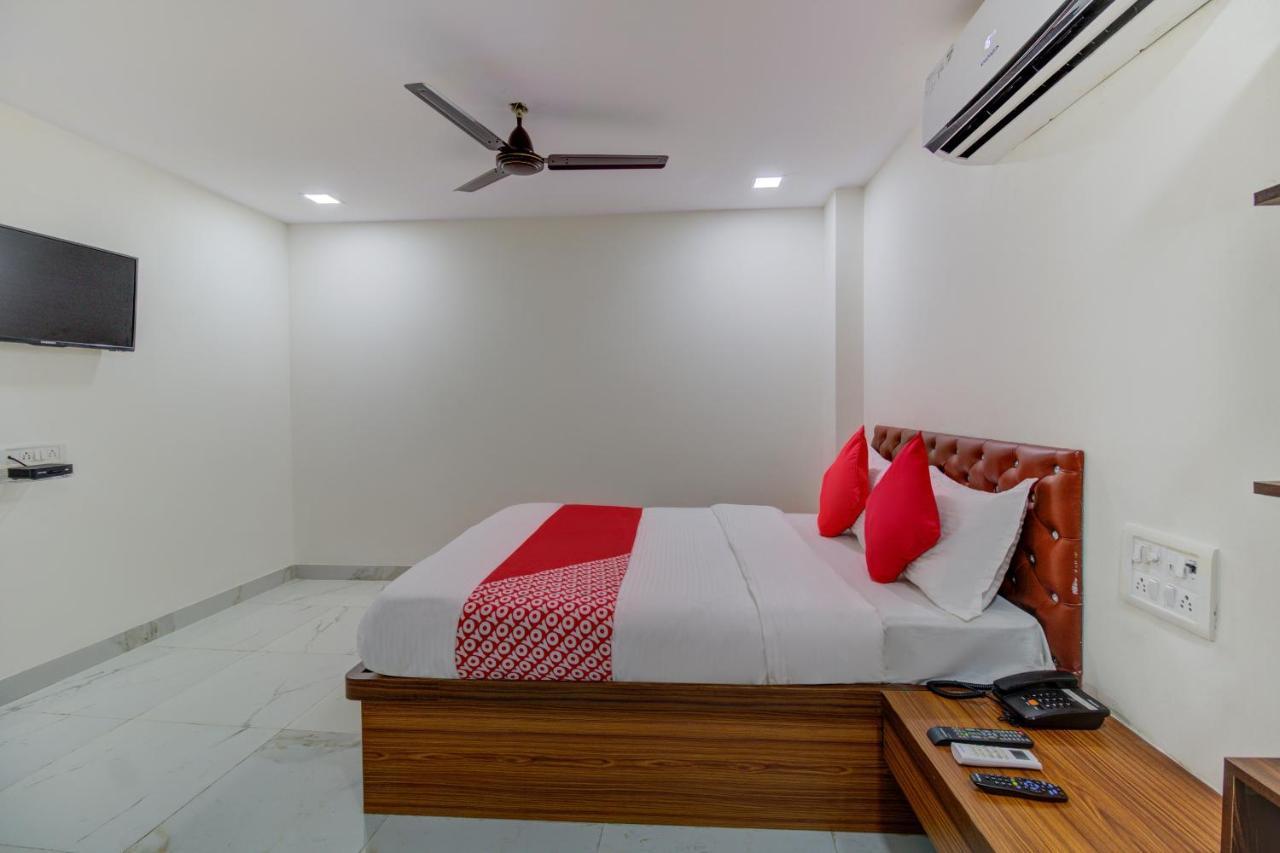 Oyo 67979 Hotel Hollywood Park Sasupada Экстерьер фото