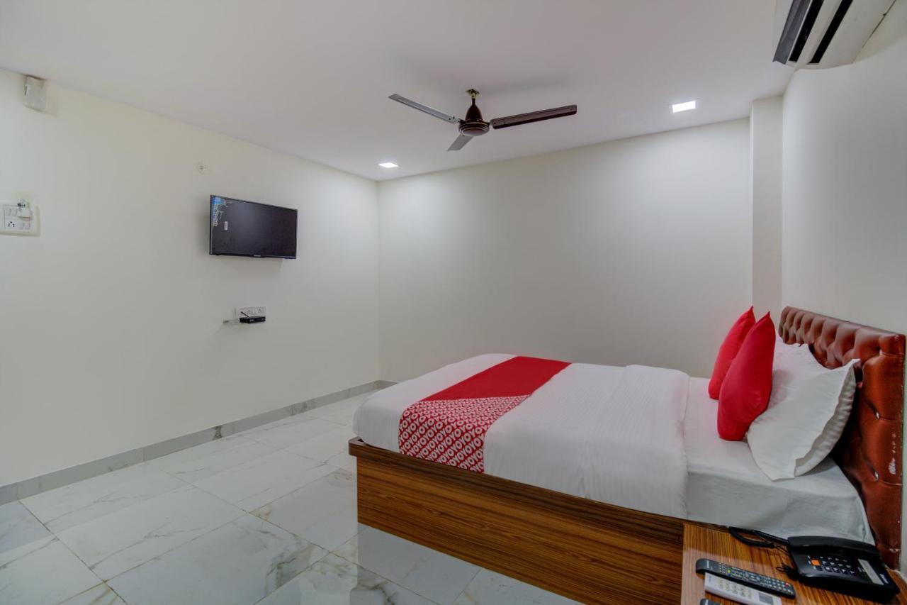 Oyo 67979 Hotel Hollywood Park Sasupada Экстерьер фото