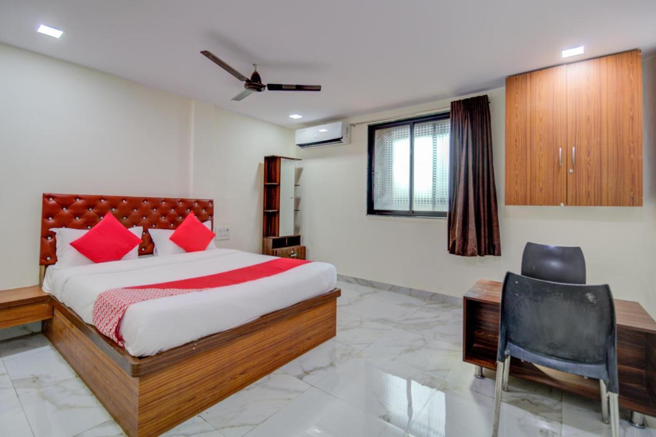 Oyo 67979 Hotel Hollywood Park Sasupada Экстерьер фото