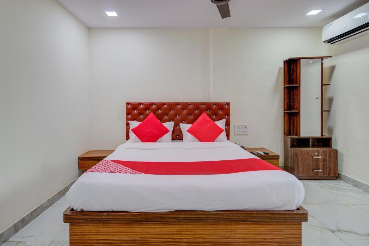 Oyo 67979 Hotel Hollywood Park Sasupada Экстерьер фото