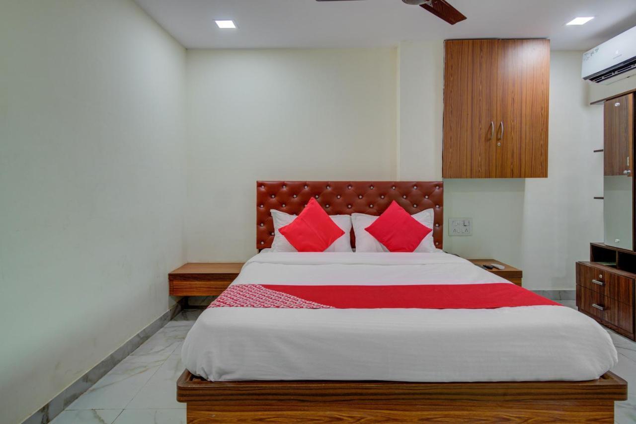 Oyo 67979 Hotel Hollywood Park Sasupada Экстерьер фото