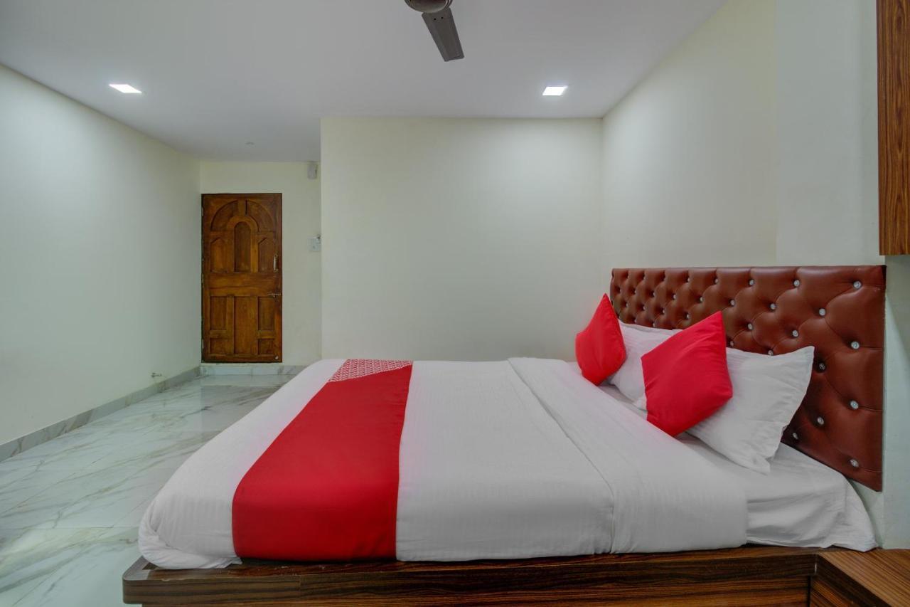 Oyo 67979 Hotel Hollywood Park Sasupada Экстерьер фото