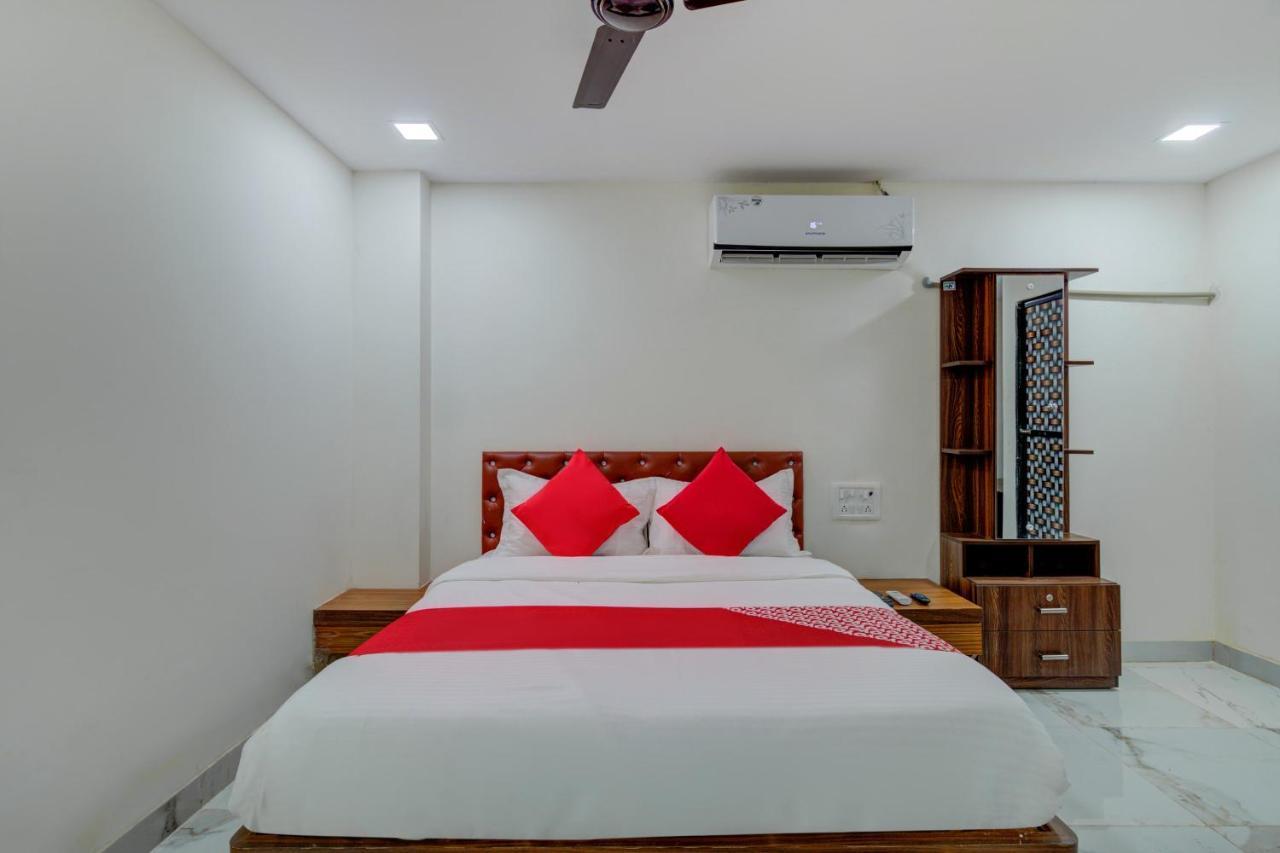 Oyo 67979 Hotel Hollywood Park Sasupada Экстерьер фото