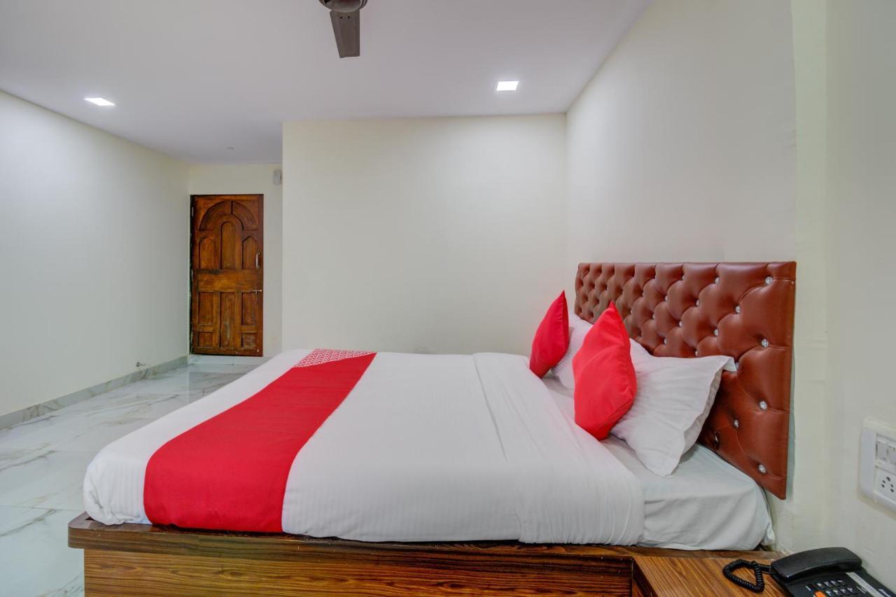 Oyo 67979 Hotel Hollywood Park Sasupada Экстерьер фото