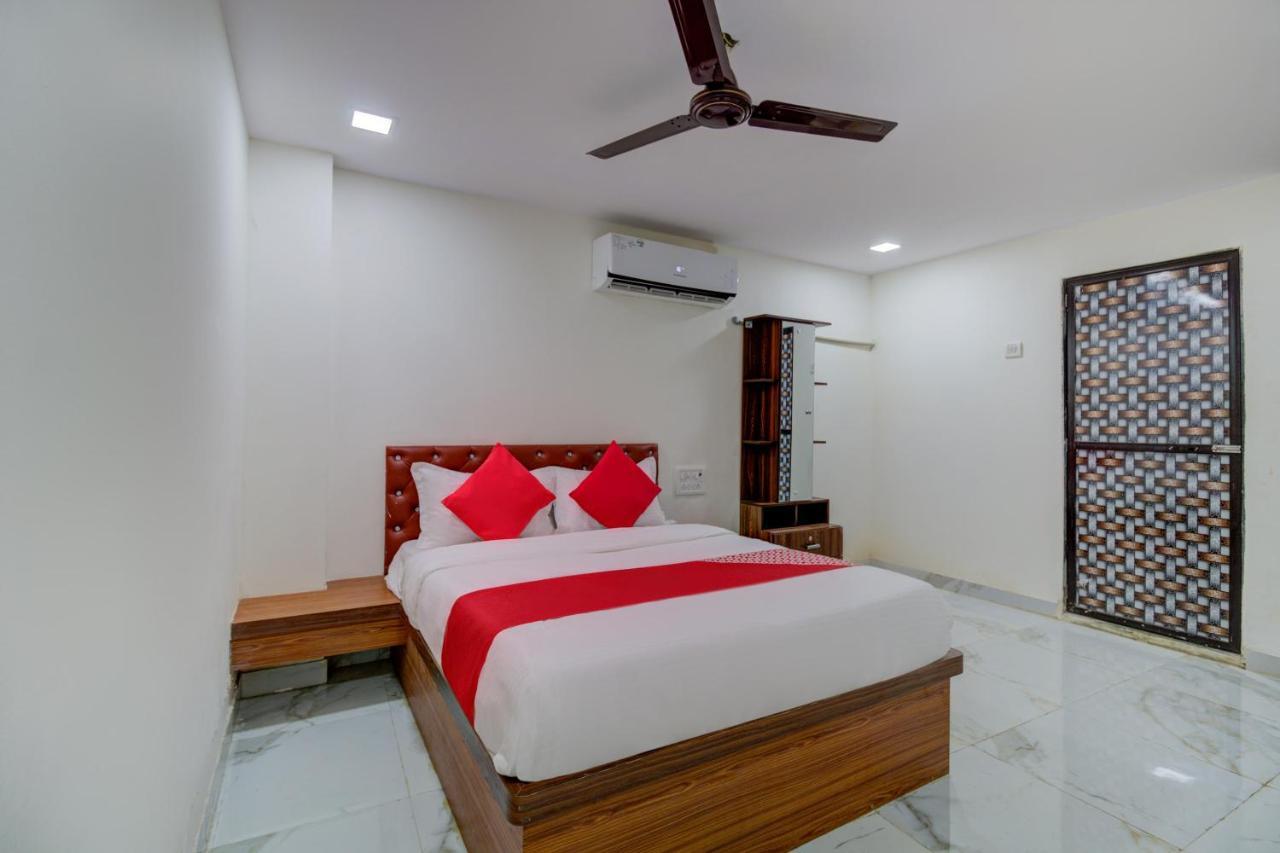 Oyo 67979 Hotel Hollywood Park Sasupada Экстерьер фото