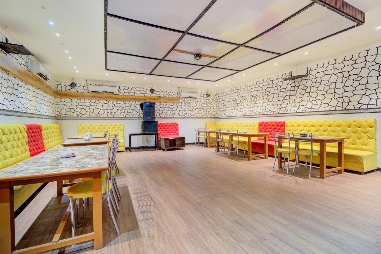 Oyo 67979 Hotel Hollywood Park Sasupada Экстерьер фото